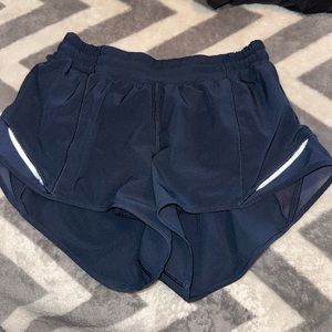 lululemon hotty hot size 4 2.5 inch